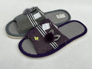 Kapcie damskie (36-41) 2021-17 MIX