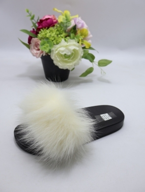 Klapki damskie z futerkiem (36-41) 8080 WHITE