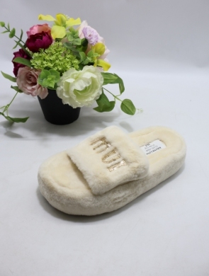 Kapcie damskie ocieplane (37-42) FL031 WHITE